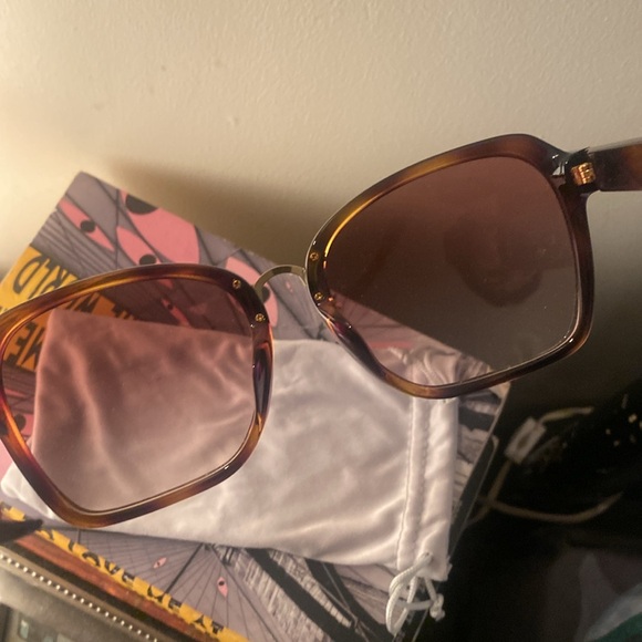 Tory Burch tortoise frame sunnies - Picture 3 of 6